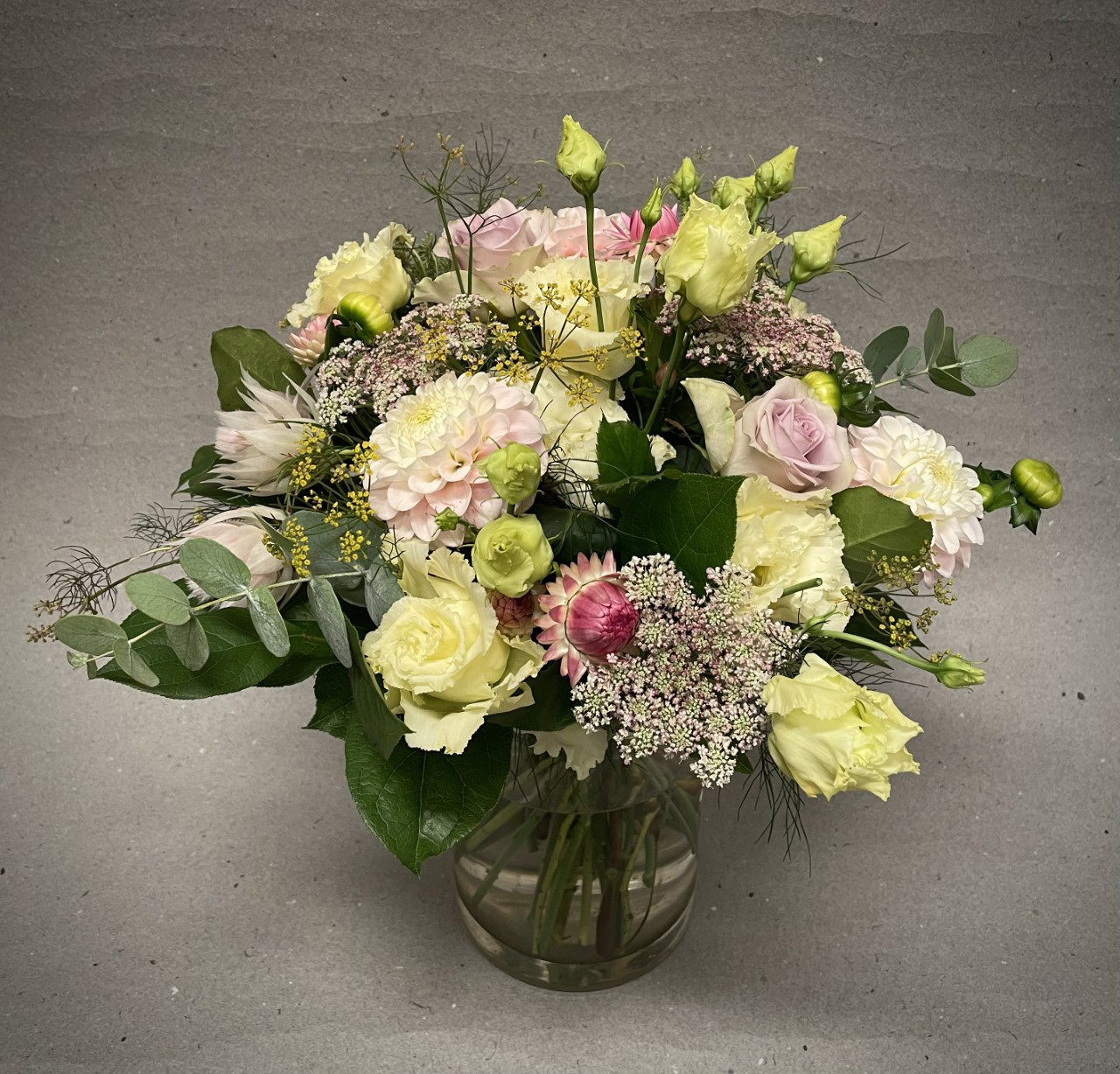 Billede af blomsterbuketter i forskellige størrelser. 